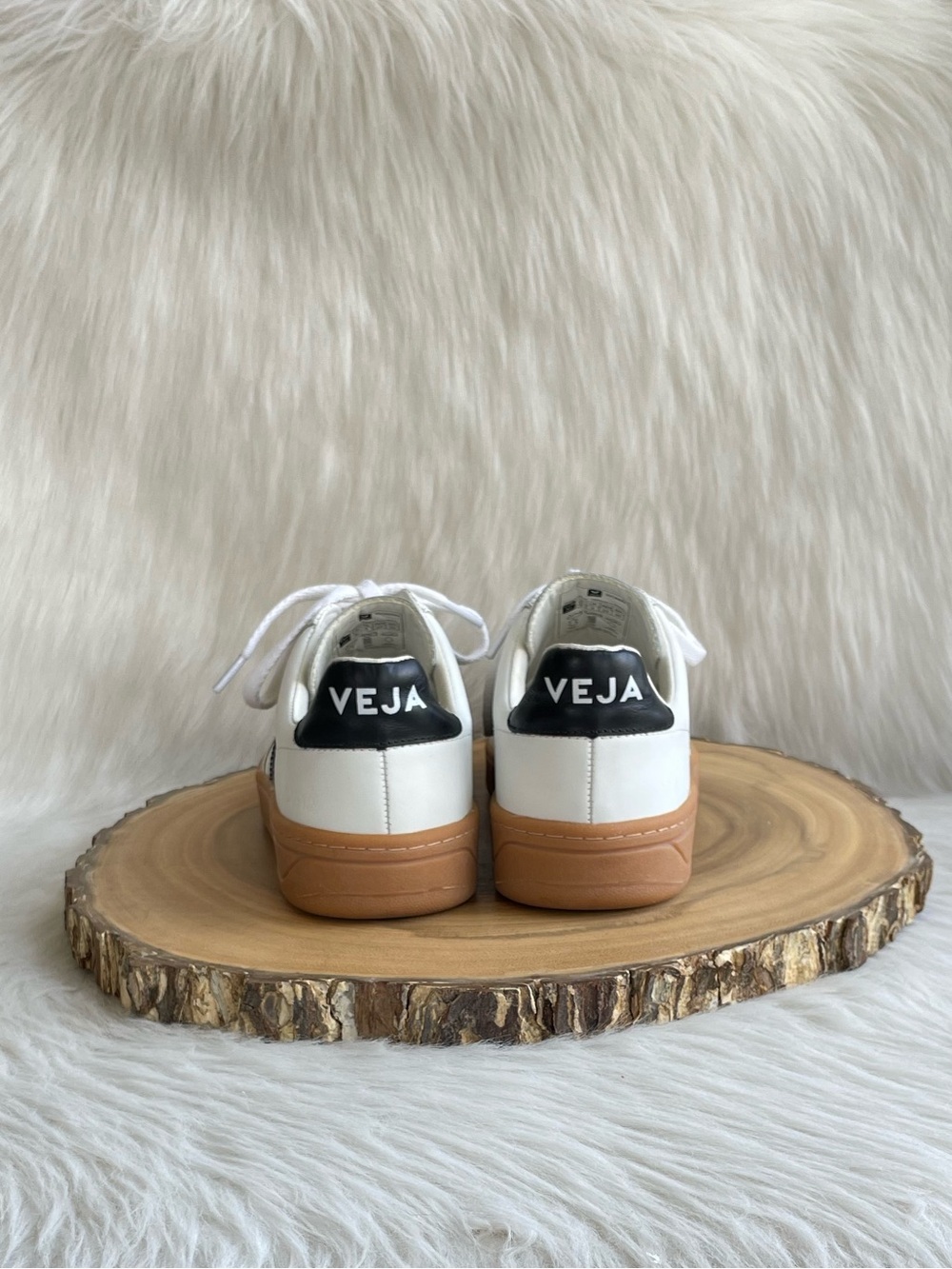 LIKE NEW Veja V-12 white leather sneakers - Picture 12 of 15